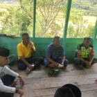 Keterangan Foto: Babinsa Koramil 02/Bebesen, Kopka Fuadi, melaksanakan kegiatan Komunikasi Sosial (Komsos) bersama warga binaannya di Desa Bebesen.(Dok/Ist)