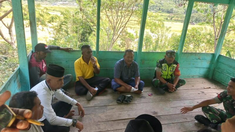 Keterangan Foto: Babinsa Koramil 02/Bebesen, Kopka Fuadi, melaksanakan kegiatan Komunikasi Sosial (Komsos) bersama warga binaannya di Desa Bebesen.(Dok/Ist)