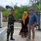 Ket Foto:
Babinsa Koramil 01/Lut Tawar Kopka Ansaraya Ginting melaksanakan komunikasi sosial (Komsos) bersama warga Desa Toweren.(Dok/Ist)