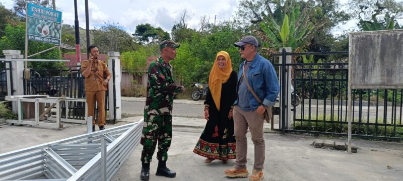 Ket Foto:
Babinsa Koramil 01/Lut Tawar Kopka Ansaraya Ginting melaksanakan komunikasi sosial (Komsos) bersama warga Desa Toweren.(Dok/Ist)