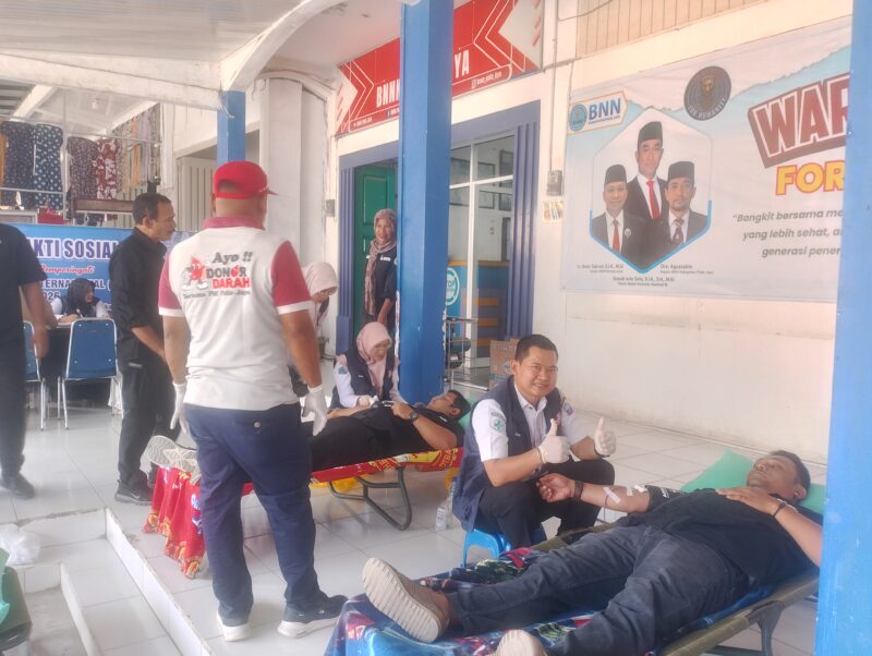 Petugas UTD RSUD Pidie Sengan mengambil darah dalam kegiatan memperingati HANI tahun 2026, di Kantor BNNK Pidie Jaya. Meureudu, Kamis 25/6/2026. Foto:Dok/Muhammad Rissan 