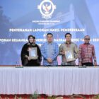 Wali Kota Banda Aceh, Illiza Sa’aduddin Djamal menerima Laporan Hasil Pemeriksaan (LHP) beserta Opini Wajar Tanpa Pengecualian (WTP) atas LKPD Tahun Anggaran 2025 dari Kepala BPK RI Perwakilan Aceh, Andri Yogama, di Banda Aceh, Kamis (4/6/2026). Foto: Dok. Istimewa 