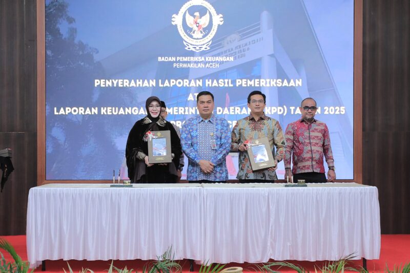 Wali Kota Banda Aceh, Illiza Sa’aduddin Djamal menerima Laporan Hasil Pemeriksaan (LHP) beserta Opini Wajar Tanpa Pengecualian (WTP) atas LKPD Tahun Anggaran 2025 dari Kepala BPK RI Perwakilan Aceh, Andri Yogama, di Banda Aceh, Kamis (4/6/2026). Foto: Dok. Istimewa 