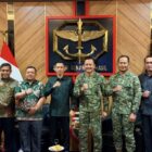 Bupati Aceh Barat, Tarmizi, SP, MM, berfoto bersama Panglima Kopassus Letjen TNI Djon Afriandi usai pertemuan di Markas Komando Kopassus Cijantung, Jakarta Timur, Kamis (4/6/2026). Foto: Dok. Pemkab Aceh Barat