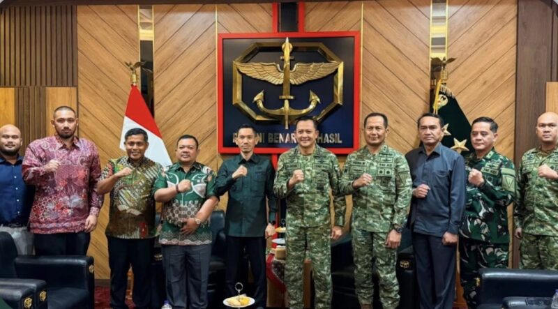 Bupati Aceh Barat, Tarmizi, SP, MM, berfoto bersama Panglima Kopassus Letjen TNI Djon Afriandi usai pertemuan di Markas Komando Kopassus Cijantung, Jakarta Timur, Kamis (4/6/2026). Foto: Dok. Pemkab Aceh Barat