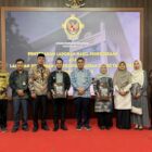 Wakil Bupati Aceh Barat, Said Fadheil, SH, menerima Laporan Hasil Pemeriksaan (LHP) atas LKPD Tahun Anggaran 2025 dari Kepala BPK RI Perwakilan Aceh, Andri Yogama, di Banda Aceh, Kamis (4/6/2026). Foto: Dok. Pemkab Aceh Barat