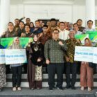 Wali Kota Banda Aceh, Illiza Sa’aduddin Djamal, berfoto bersama penerima manfaat, jajaran BPJS Ketenagakerjaan, serta pejabat Pemerintah Kota Banda Aceh usai penyerahan santunan kematian dan kartu kepesertaan BPJS Ketenagakerjaan di Pendopo Wali Kota Banda Aceh, Kamis (4/6/2026). Foto: Dok. Prokopim Kota Banda Aceh