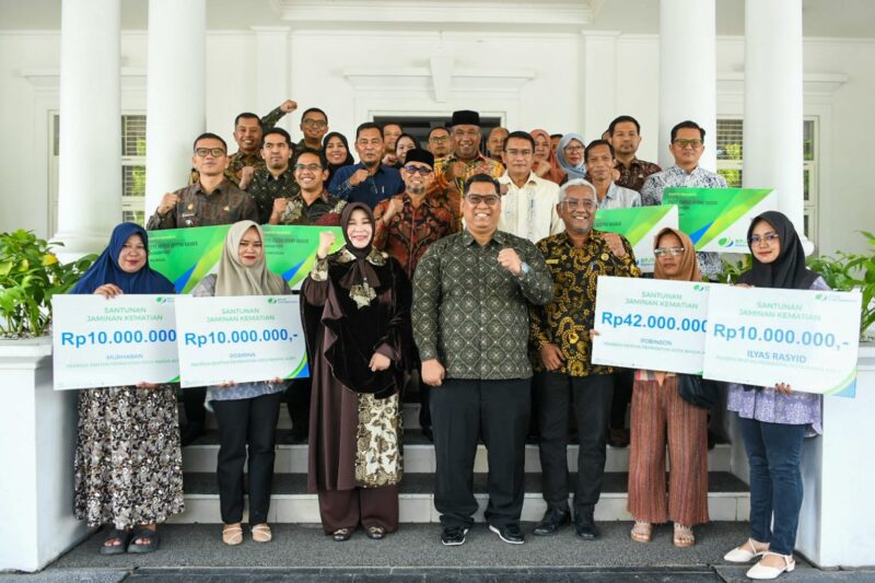 Wali Kota Banda Aceh, Illiza Sa’aduddin Djamal, berfoto bersama penerima manfaat, jajaran BPJS Ketenagakerjaan, serta pejabat Pemerintah Kota Banda Aceh usai penyerahan santunan kematian dan kartu kepesertaan BPJS Ketenagakerjaan di Pendopo Wali Kota Banda Aceh, Kamis (4/6/2026). Foto: Dok. Prokopim Kota Banda Aceh
