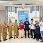 Wali Kota Banda Aceh, Illiza Sa’aduddin Djamal, berfoto bersama jajaran Komisi Penyiaran Indonesia Aceh (KPIA) usai audiensi di Pendopo Wali Kota Banda Aceh, Selasa (2/6/2026). Foto: Dok. Diskominfo Kota Banda Aceh