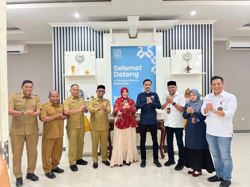 Wali Kota Banda Aceh, Illiza Sa’aduddin Djamal, berfoto bersama jajaran Komisi Penyiaran Indonesia Aceh (KPIA) usai audiensi di Pendopo Wali Kota Banda Aceh, Selasa (2/6/2026). Foto: Dok. Diskominfo Kota Banda Aceh