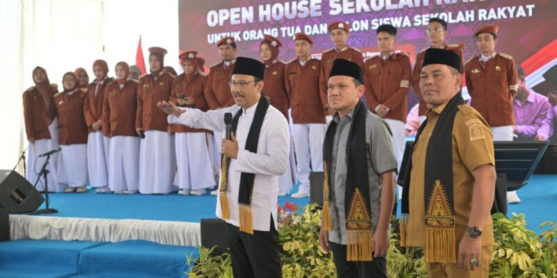 Wakil Gubernur Aceh H. Fadhlullah beserta Bupati Aceh Besar, H. Muharram Idris, saat mendampingi kunjungan kerja Menteri Sosial RI, Drs. KH. Saifullah Yusuf, S.IP, menghadiri acara Open House Sekolah Rakyat bersama Orang Tua dan Calon Siswa, di Sentra Darussa'adah, Aceh Besar, Senin (8/6/2026). Foto: Dok. Biro Adpim Setda Aceh 