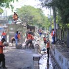 Petugas Satpol PP dan WH Kota Banda Aceh bersama unsur terkait melakukan penertiban bangunan di kawasan Jalan Lingkar Kampus UIN Ar-Raniry, Gampong Rukoh, Kecamatan Syiah Kuala, Sabtu (6/6/2026). Foto: Dok. Prokopim Kota Banda Aceh