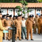 Sekretaris Daerah Kota Banda Aceh Jalaluddin memimpin Apel Gabungan Pemerintah Kota Banda Aceh di halaman Balai Kota, Senin (8/6/2026). Foto: Dok. Prokopim Kota Banda Aceh