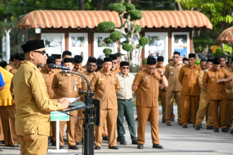 Sekretaris Daerah Kota Banda Aceh Jalaluddin memimpin Apel Gabungan Pemerintah Kota Banda Aceh di halaman Balai Kota, Senin (8/6/2026). Foto: Dok. Prokopim Kota Banda Aceh