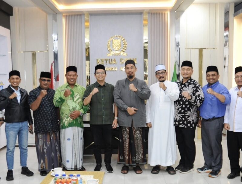 Ketua DPRK Banda Aceh Irwansyah ST bersama pengurus NU Banda Aceh foto bersama usai audiensi pengurus Nahdlatul Ulama (NU) Banda Aceh di ruang kerjanya, Gedung DPRK Banda Aceh, Jumat (5/6/2026). Foto: Dok. DPRK Banda Aceh