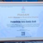 Penghargaan Adhi Manawa Nugraha Utama diberikan kepada Pemerintah Kota Banda Aceh atas komitmen dalam mendukung pengembangan karier ASN dan peningkatan tata kelola kepegawaian, Sabtu (6/6/2026). Foto: Dok. Diskominfo Kota Banda Aceh