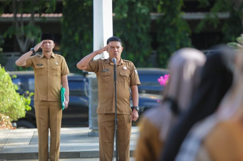 Kepala Bagian Hukum Setda Kota Banda Aceh, Mukhsin SH MH, memimpin apel pagi di lingkungan Pemerintah Kota Banda Aceh, Rabu (10/6/2026). Foto: Dok. Prokopim Kota Banda Aceh