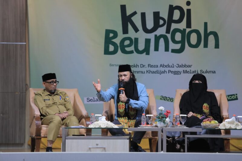 Syeikh Reza Abdul Jabbar dan Ustazah Peggy Melati Sukma menyampaikan tausiah pada program Kupi Beungoh yang digelar Pemko Banda Aceh di Aula Mawardy Nurdin, Balai Kota Banda Aceh, Selasa (9/6/2026). Foto: Dok. Prokopim Kota Banda Aceh