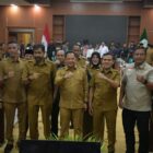 Sejumlah kepala daerah, termasuk Wali Kota Banda Aceh Illiza Sa’aduddin Djamal, berfoto bersama usai mengikuti Rakor Percepatan Rehabilitasi dan Rekonstruksi Pascabencana Hidrometeorologi Aceh yang dipimpin Mendagri Tito Karnavian, Selasa (9/6/2026). Foto: Dok. Prokopim Kota Banda Aceh