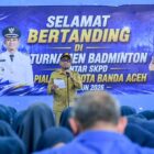 Sekretaris Daerah Kota Banda Aceh, Jalaluddin, membuka secara resmi Turnamen Badminton Antar-SKPD Piala Wali Kota Banda Aceh 2026 di GOR WTP Lubok Batee, Selasa (9/10/2026). Foto: Dok. Prokopim Kota Banda Aceh