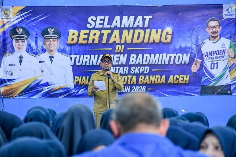 Sekretaris Daerah Kota Banda Aceh, Jalaluddin, membuka secara resmi Turnamen Badminton Antar-SKPD Piala Wali Kota Banda Aceh 2026 di GOR WTP Lubok Batee, Selasa (9/10/2026). Foto: Dok. Prokopim Kota Banda Aceh