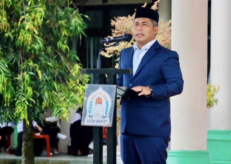 Plt Sekretaris Daerah Aceh Barat, Kurdi, menyampaikan sambutan mewakili Bupati Aceh Barat dalam pelantikan 263 anggota Tuha Peut dari 50 gampong di halaman Kantor Bupati Aceh Barat, Rabu (10/6/2026). Foto: Dok. Pemkab Aceh Barat 
