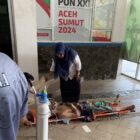 Petugas melakukan penanganan pascainsiden ledakan yang terjadi di kamar mesin KMP Aceh Hebat 2, Jumat (12/6/2026). Foto: Dok. Istimewa 