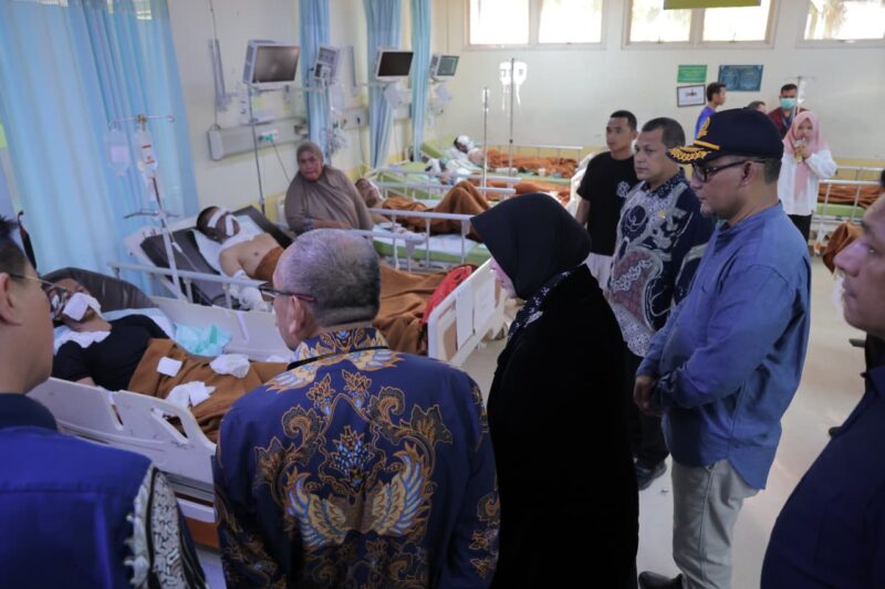 Wali Kota Banda Aceh Illiza Sa’aduddin Djamal saat menjenguk korban ledakan KMP Aceh Hebat 2 yang dirawat di RSU Zainal Abidin, Jumat (12/6/2026). Foto: Dok. Prokopim Kota Banda Aceh