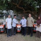 Asisten II Sekdakab Aceh Besar bersama jajaran Dinas Pertanian menyerahkan bantuan alat dan mesin pertanian (alsintan) berupa traktor dan pompa air kepada kelompok tani di Gudang Pertanian Lambaro Samahani, Kecamatan Kuta Malaka, Aceh Besar, Jumat (12/6/2026). Foto: Dok. Istimewa
