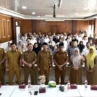Plt Kepala Dinas Pendidikan Dayah Aceh, narasumber dari Badan Kepegawaian Aceh, serta peserta berfoto bersama usai Pelatihan Fasilitasi Tata Cara Pengisian SKP ASN pada Aplikasi E-Kinerja di Banda Aceh, Senin (15/6/2026). Foto: Dok. Istimewa