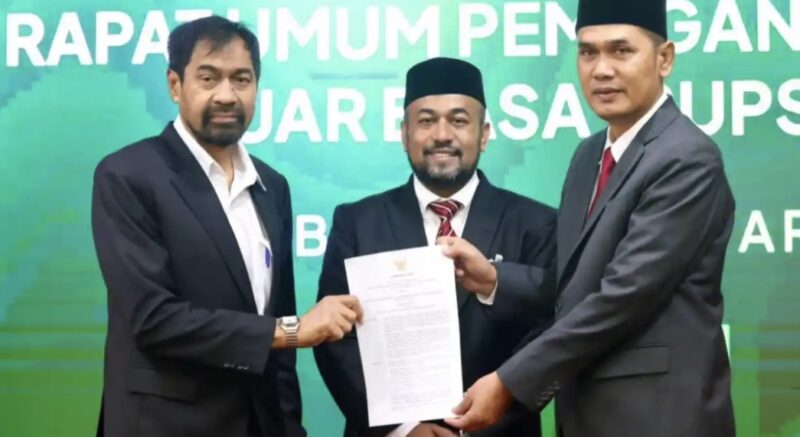 Gubernur Aceh Muzakir Manaf selaku Pemegang Saham Pengendali (PSP) Bank Aceh Syariah menetapkan Sekretaris Daerah Aceh Muhammad Nasir sebagai Komisaris Utama Bank Aceh Syariah periode 2026–2030, disaksikan Direktur Utama Bank Aceh Syariah Fadhil Ilyas, di Banda Aceh, Selasa (23/6/2026). Foto: Dok. Istimewa 