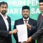 Gubernur Aceh Muzakir Manaf selaku Pemegang Saham Pengendali (PSP) Bank Aceh Syariah menetapkan Sekretaris Daerah Aceh Muhammad Nasir sebagai Komisaris Utama Bank Aceh Syariah periode 2026–2030, disaksikan Direktur Utama Bank Aceh Syariah Fadhil Ilyas, di Banda Aceh, Selasa (23/6/2026). Foto: Dok. Istimewa 
