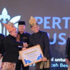 Wakil Wali Kota Banda Aceh Afdhal Khalilullah menerima Anugerah Cakrawala Penyair Nusantara dari Menteri Pendidikan Dasar dan Menengah RI Abdul Mu’ti dalam rangkaian Pertemuan Penyair Nusantara (PPN) XIV Aceh 2026 di Kompleks Istana Wali Nanggroe, Senin (22/6/2026) malam. Foto: Dok. Prokopim Kota Banda Aceh