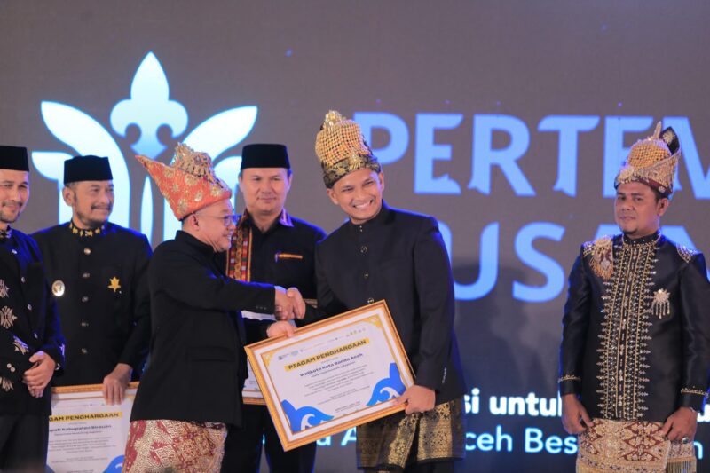 Wakil Wali Kota Banda Aceh Afdhal Khalilullah menerima Anugerah Cakrawala Penyair Nusantara dari Menteri Pendidikan Dasar dan Menengah RI Abdul Mu’ti dalam rangkaian Pertemuan Penyair Nusantara (PPN) XIV Aceh 2026 di Kompleks Istana Wali Nanggroe, Senin (22/6/2026) malam. Foto: Dok. Prokopim Kota Banda Aceh