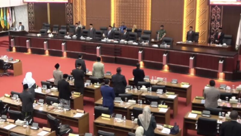 Pimpinan dan anggota DPRA mengikuti rapat paripurna persetujuan tiga Rancangan Qanun Aceh Usul Inisiatif DPRA yang mengatur bidang pendidikan syariat Islam, pertambangan mineral dan batubara, serta penyelamatan generasi Aceh, Senin (22/6/2026). Foto: Dok. DPRA