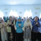Ketua TP PKK Kota Banda Aceh Desy Maulidha Azwar berfoto bersama para narasumber, peserta, dan tamu undangan usai pembukaan peringatan Hari Keluarga Nasional (Harganas) ke-33 di Aula UPTD Puskesmas Kopelma Darussalam, Banda Aceh, Kamis (25/6/2026). Foto: Dok. Prokopim Kota Banda Aceh