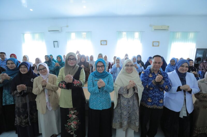 Ketua TP PKK Kota Banda Aceh Desy Maulidha Azwar berfoto bersama para narasumber, peserta, dan tamu undangan usai pembukaan peringatan Hari Keluarga Nasional (Harganas) ke-33 di Aula UPTD Puskesmas Kopelma Darussalam, Banda Aceh, Kamis (25/6/2026). Foto: Dok. Prokopim Kota Banda Aceh