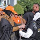 Wali Kota Banda Aceh Illiza Sa’aduddin Djamal secara simbolis menyematkan atribut kepada petugas Sensus Ekonomi 2026 sebagai tanda dimulainya pelaksanaan pendataan ekonomi di Kota Banda Aceh, Senin (15/6/2026). Foto: Dok. Prokopim Kota Banda Aceh