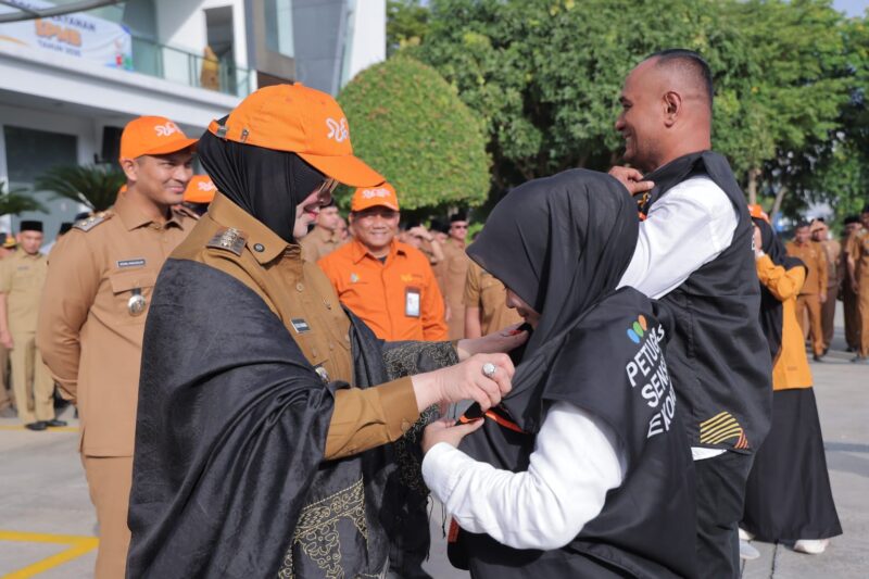 Wali Kota Banda Aceh Illiza Sa’aduddin Djamal secara simbolis menyematkan atribut kepada petugas Sensus Ekonomi 2026 sebagai tanda dimulainya pelaksanaan pendataan ekonomi di Kota Banda Aceh, Senin (15/6/2026). Foto: Dok. Prokopim Kota Banda Aceh