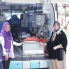 Wali Kota Banda Aceh Illiza Sa’aduddin Djamal bersama Ketua TP PKK Kota Banda Aceh dan jajaran Dinas Kesehatan meninjau ambulans Puskesmas Keliling (Pusling) yang baru diresmikan di Posyandu Boh Hate Ma, Gampong Alue Naga, Sabtu (13/6/2026). Foto: Dok. Prokopim Kota Banda Aceh