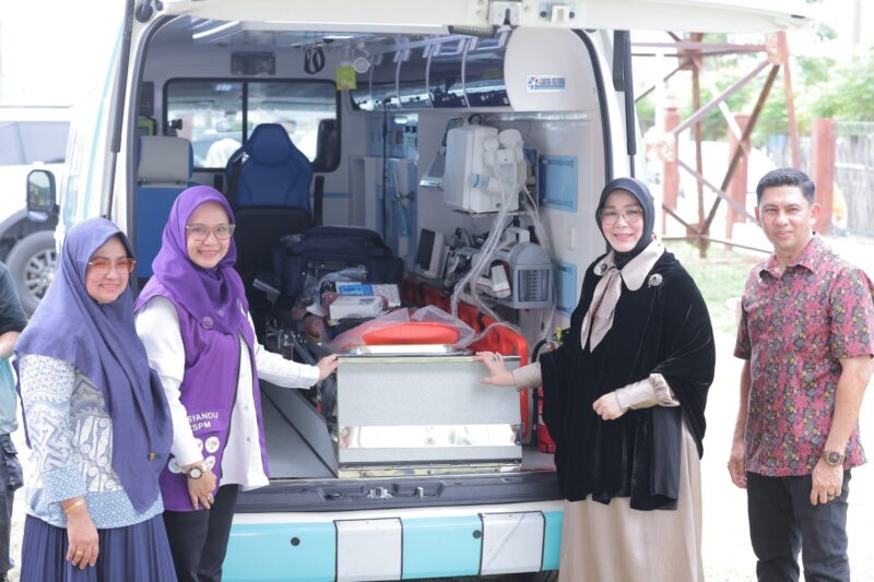 Wali Kota Banda Aceh Illiza Sa’aduddin Djamal bersama Ketua TP PKK Kota Banda Aceh dan jajaran Dinas Kesehatan meninjau ambulans Puskesmas Keliling (Pusling) yang baru diresmikan di Posyandu Boh Hate Ma, Gampong Alue Naga, Sabtu (13/6/2026). Foto: Dok. Prokopim Kota Banda Aceh