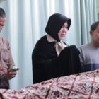 Wali Kota Banda Aceh Illiza Sa’aduddin Djamal bersama suaminya, Amir Ridha, melayat almarhum mantan Gubernur Aceh periode 2012–2017, Dr. H. Zaini Abdullah (Abu Doto), di RSUD dr. Zainoel Abidin Banda Aceh, Minggu (14/6/2026). Foto: Dok. Prokopim Kota Banda Aceh 
