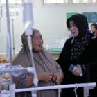 Wali Kota Banda Aceh Illiza Sa’aduddin Djamal membesuk korban letupan KMP Aceh Hebat 2 yang menjalani perawatan di RSUD dr. Zainoel Abidin (RSUDZA) Banda Aceh, Jumat (12/6/2026). Foto: Dok. Prokopim Kota Banda Aceh 