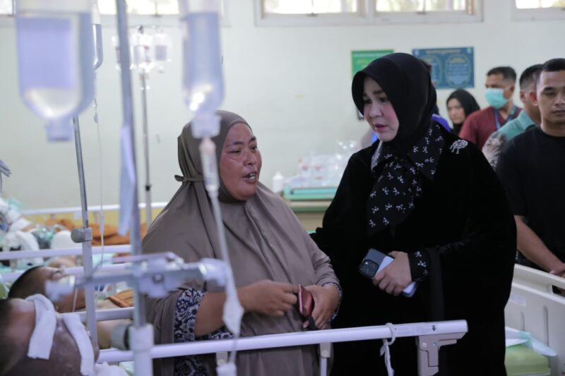 Wali Kota Banda Aceh Illiza Sa’aduddin Djamal membesuk korban letupan KMP Aceh Hebat 2 yang menjalani perawatan di RSUD dr. Zainoel Abidin (RSUDZA) Banda Aceh, Jumat (12/6/2026). Foto: Dok. Prokopim Kota Banda Aceh 