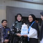Wali Kota Banda Aceh Illiza Sa’aduddin Djamal menyerahkan seminar kit kepada peserta Pelatihan Berbasis Unit Kompetensi UPTD BLK Banda Aceh Academy (BAA) di Gedung Mawardy Nurdin, Kamis (11/6/2026). Foto: Dok. Prokopim Kota Banda Aceh