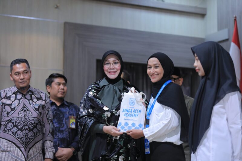 Wali Kota Banda Aceh Illiza Sa’aduddin Djamal menyerahkan seminar kit kepada peserta Pelatihan Berbasis Unit Kompetensi UPTD BLK Banda Aceh Academy (BAA) di Gedung Mawardy Nurdin, Kamis (11/6/2026). Foto: Dok. Prokopim Kota Banda Aceh