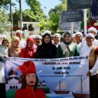 Bunda PAUD Aceh Marlina Muzakir bersama Wakil Bunda PAUD Aceh Mukarramah Fadhlullah berfoto bersama peserta Pawai Tahun Baru Islam 1 Muharram 1448 Hijriah di Banda Aceh, Senin (15/6/2026). Foto: Dok. Istimewa