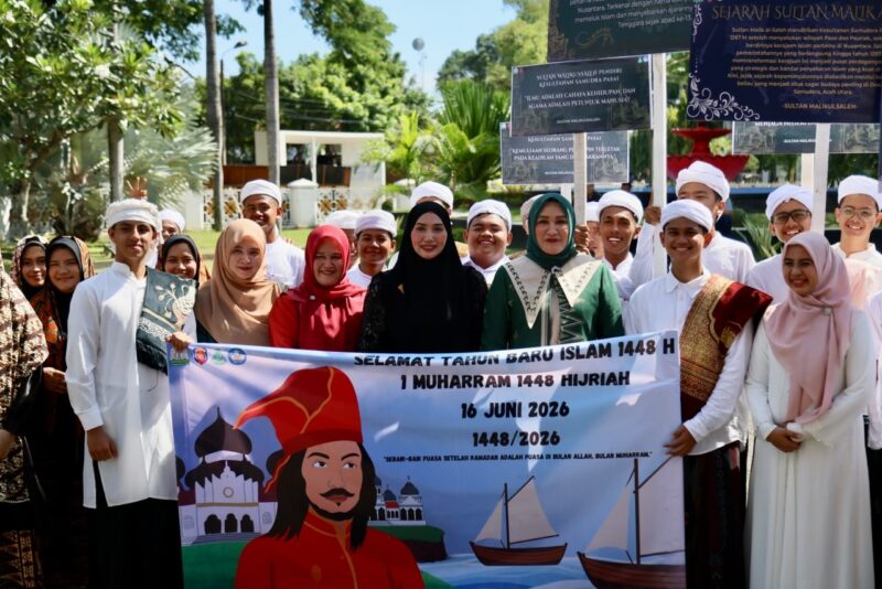 Bunda PAUD Aceh Marlina Muzakir bersama Wakil Bunda PAUD Aceh Mukarramah Fadhlullah berfoto bersama peserta Pawai Tahun Baru Islam 1 Muharram 1448 Hijriah di Banda Aceh, Senin (15/6/2026). Foto: Dok. Istimewa
