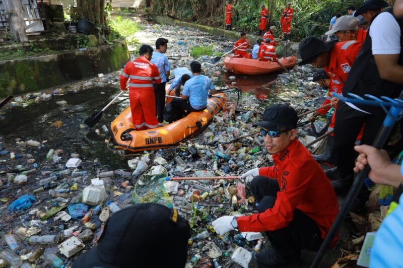 Bupati Aceh Barat Tarmizi, SP, MM bersama jajaran pemerintah daerah, PT Mifa Bersaudara, PT Bara Energi Lestari (BEL), Pandawara Group, dan masyarakat mengikuti aksi Plogging Warrior: Aksi Bakti untuk Bumi 2026 di kawasan Tugu Kupiah Meukeutop, Meulaboh, Sabtu (27/6/2026). Foto: Dok. Istimewa 