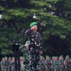 Inspektur Kodam Iskandar Muda Brigjen TNI Heri Purwanto, S.E., memimpin Upacara Bendera Bulanan di Lapangan Blang Padang, Banda Aceh, mewakili Pangdam Iskandar Muda, Rabu (17/6/2026). Foto: Dok. Istimewa 